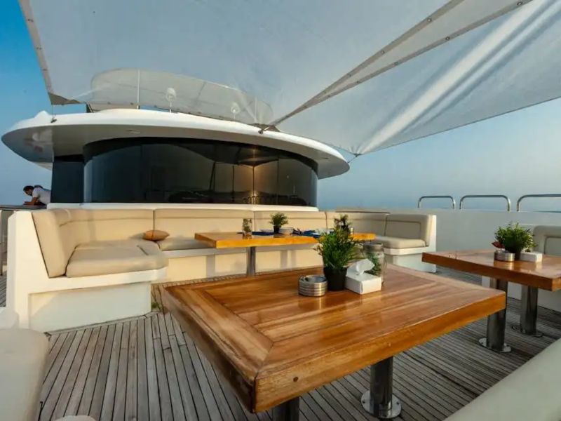 MY Blue Frontdeck