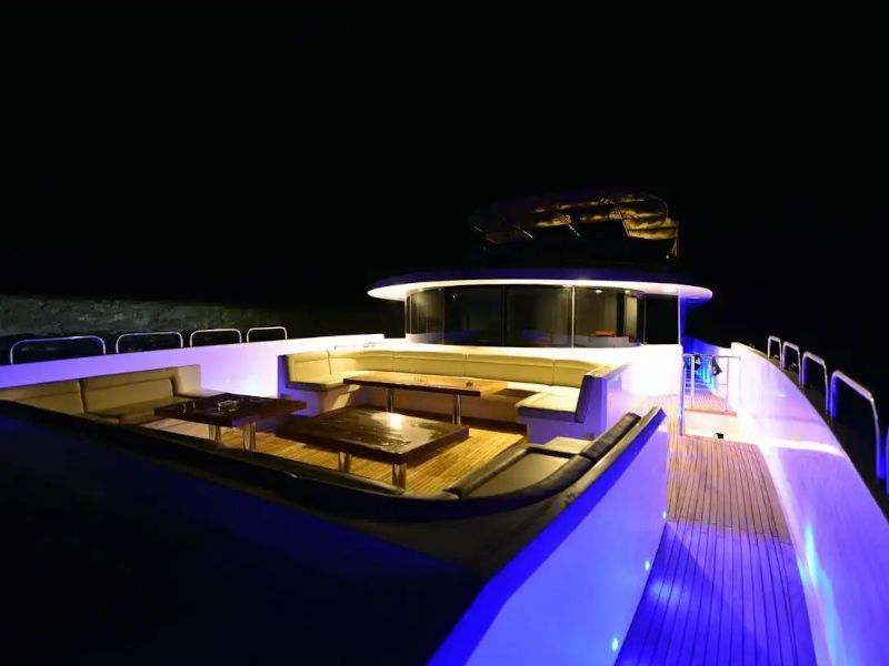 MY Blue Deck bei Nacht