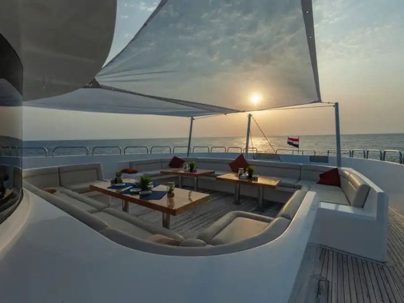 MY Blue Frontdeck am Abend